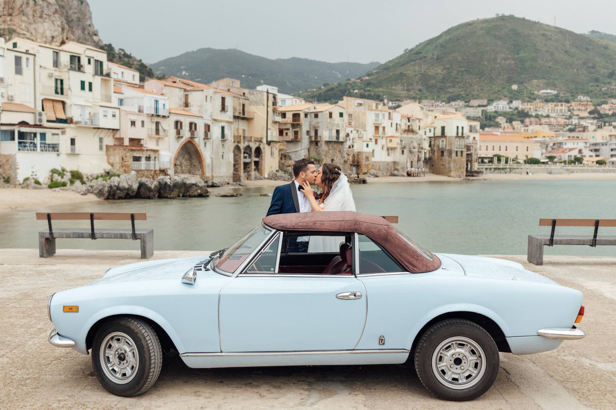 how to handle unexpected moments in a wedding